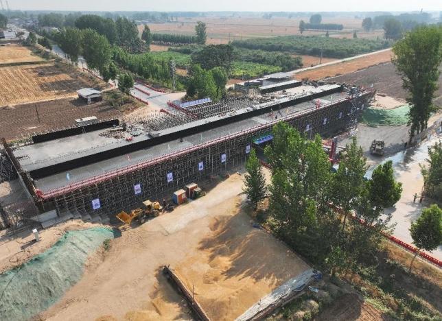 中化學交建集團沿黃高速民蘭一標項目王橋互通主線上跨S213橋現澆梁施工完成