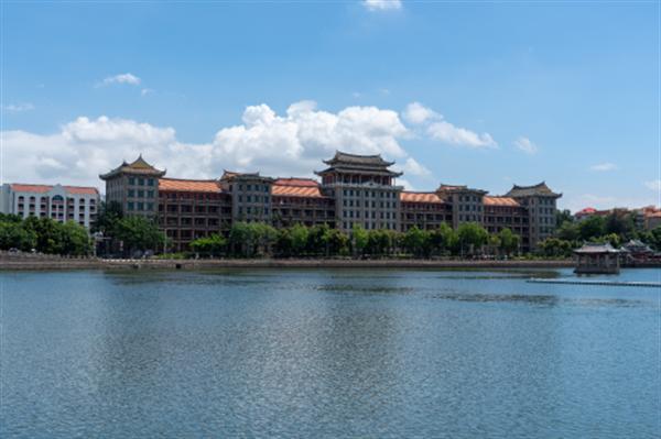 磚瓦里的時(shí)光回響：廈門(mén)大學(xué)嘉庚學(xué)院